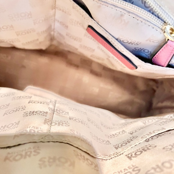 Michael Kors pink purse with gold detail - Picture 2 of 2